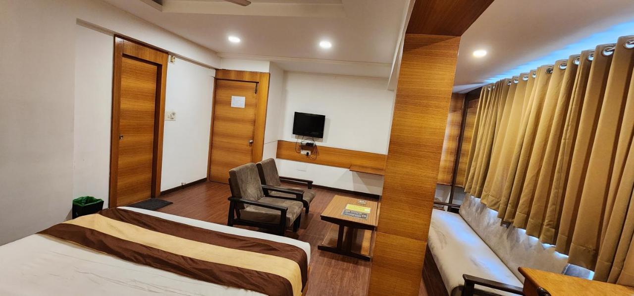 Hotel Kanak Ahmedabad Exterior photo